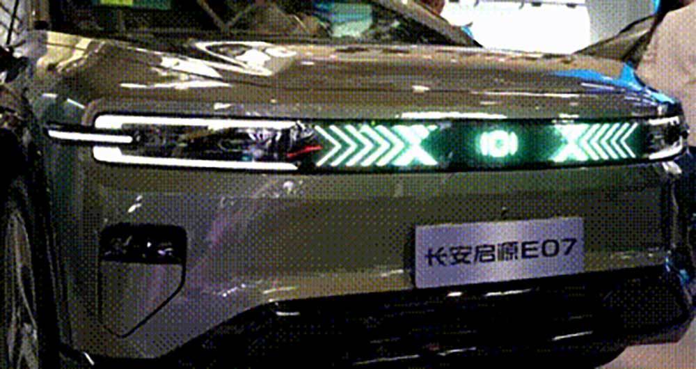 Changan Qiyuan E07 frente a través de la luz
